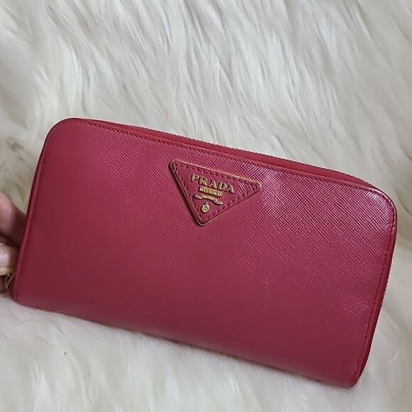 💯 Authentic Prada Zipped Wallet 🍀 - Picture 1 of 16